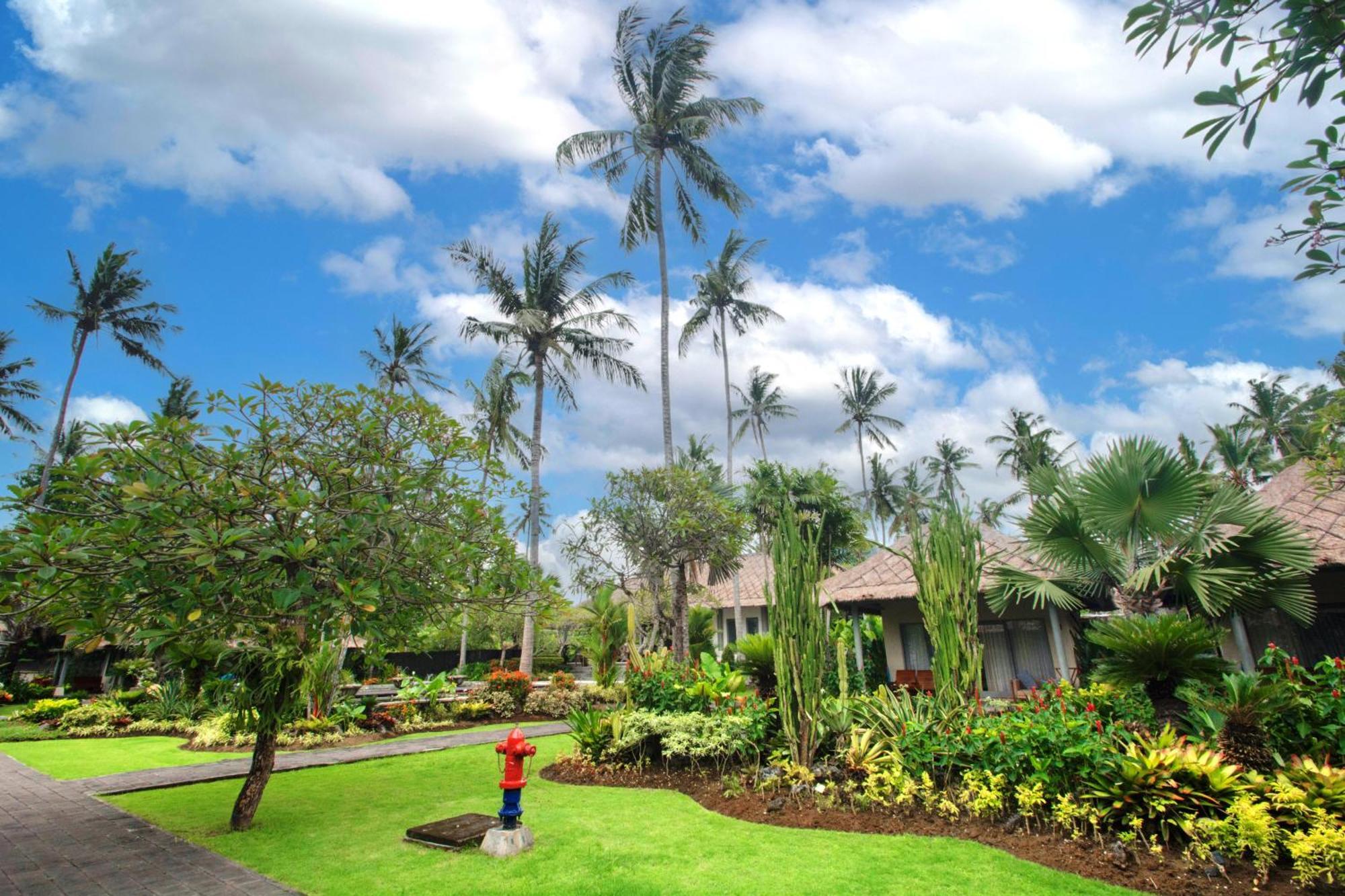 Nirwana Beach&Resort Candidasa Exterior foto The resort's grounds