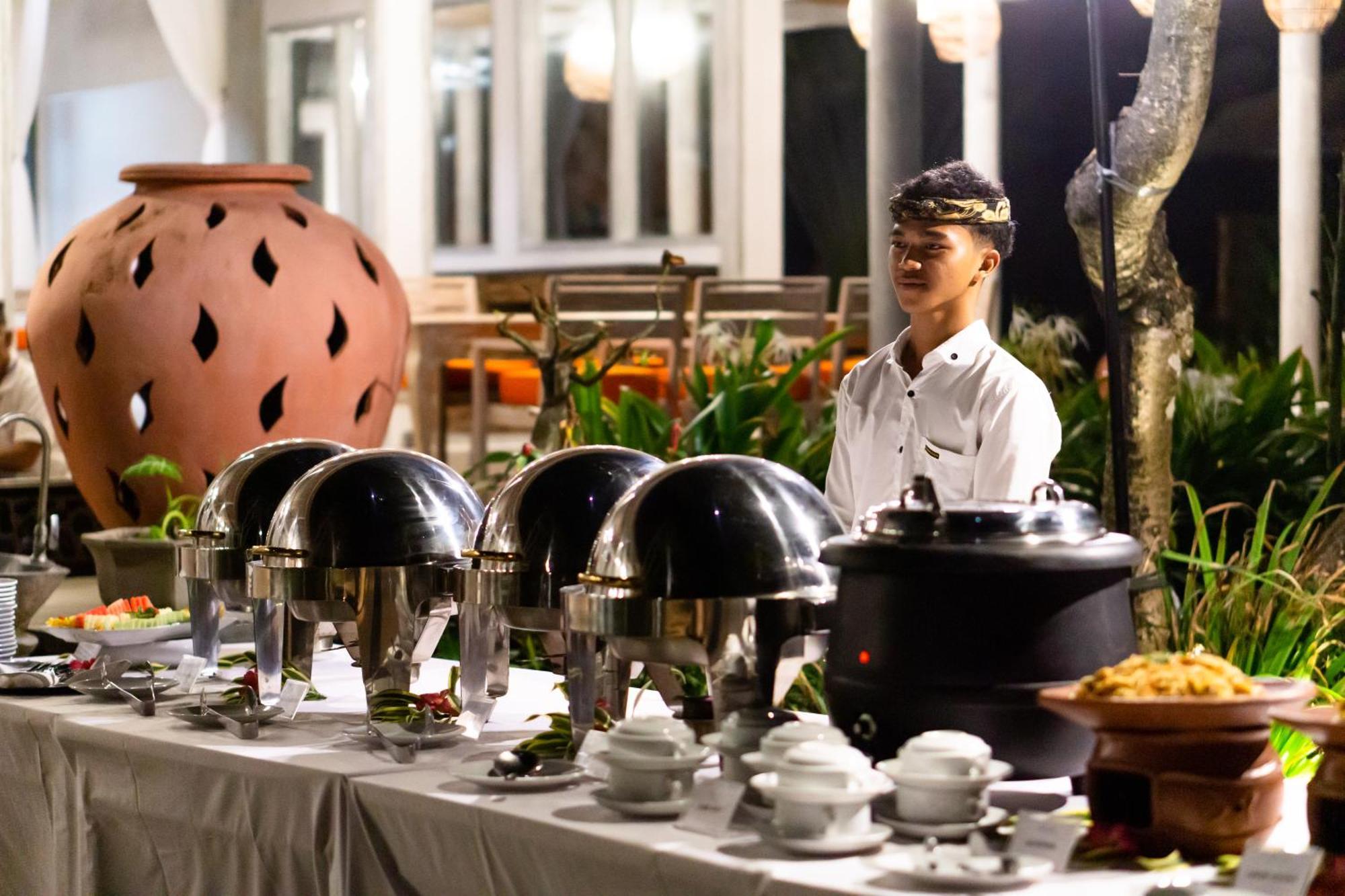 Nirwana Beach&Resort Candidasa Exterior foto A buffet at a hotel