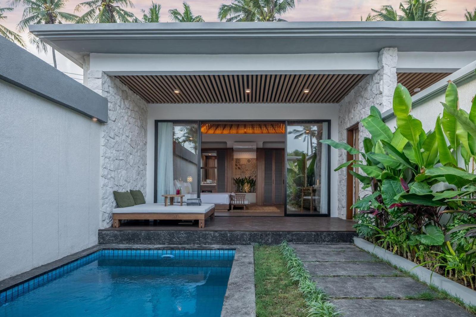 Nirwana Beach&Resort Candidasa Exterior foto A pool villa at the resort