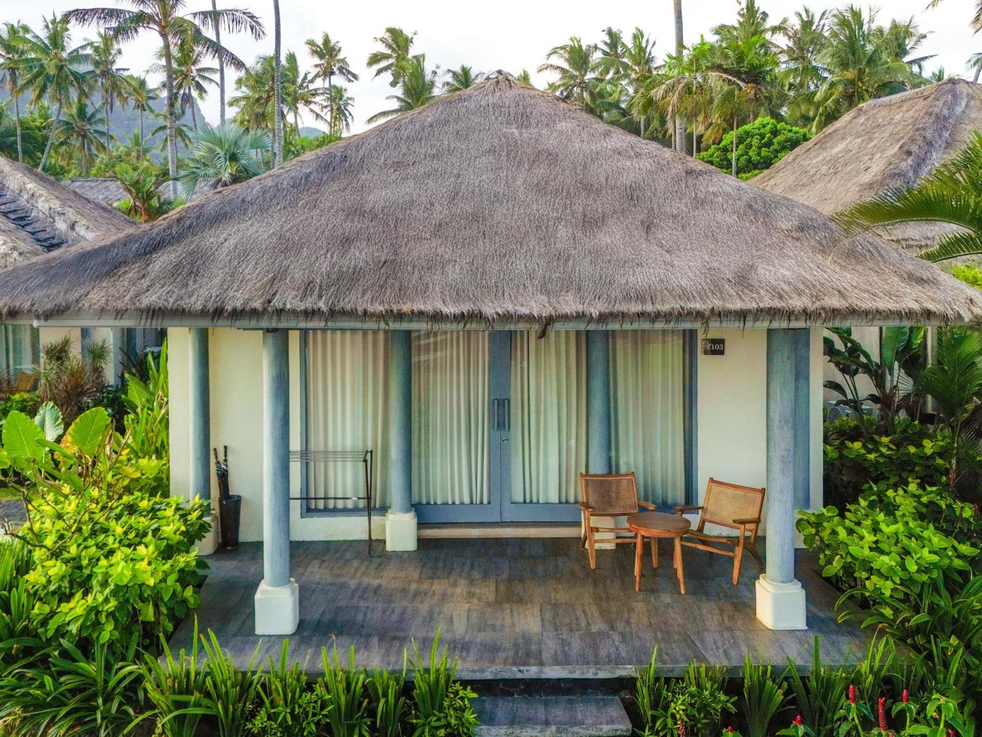 Nirwana Beach&Resort Candidasa Exterior foto A villa at the resort