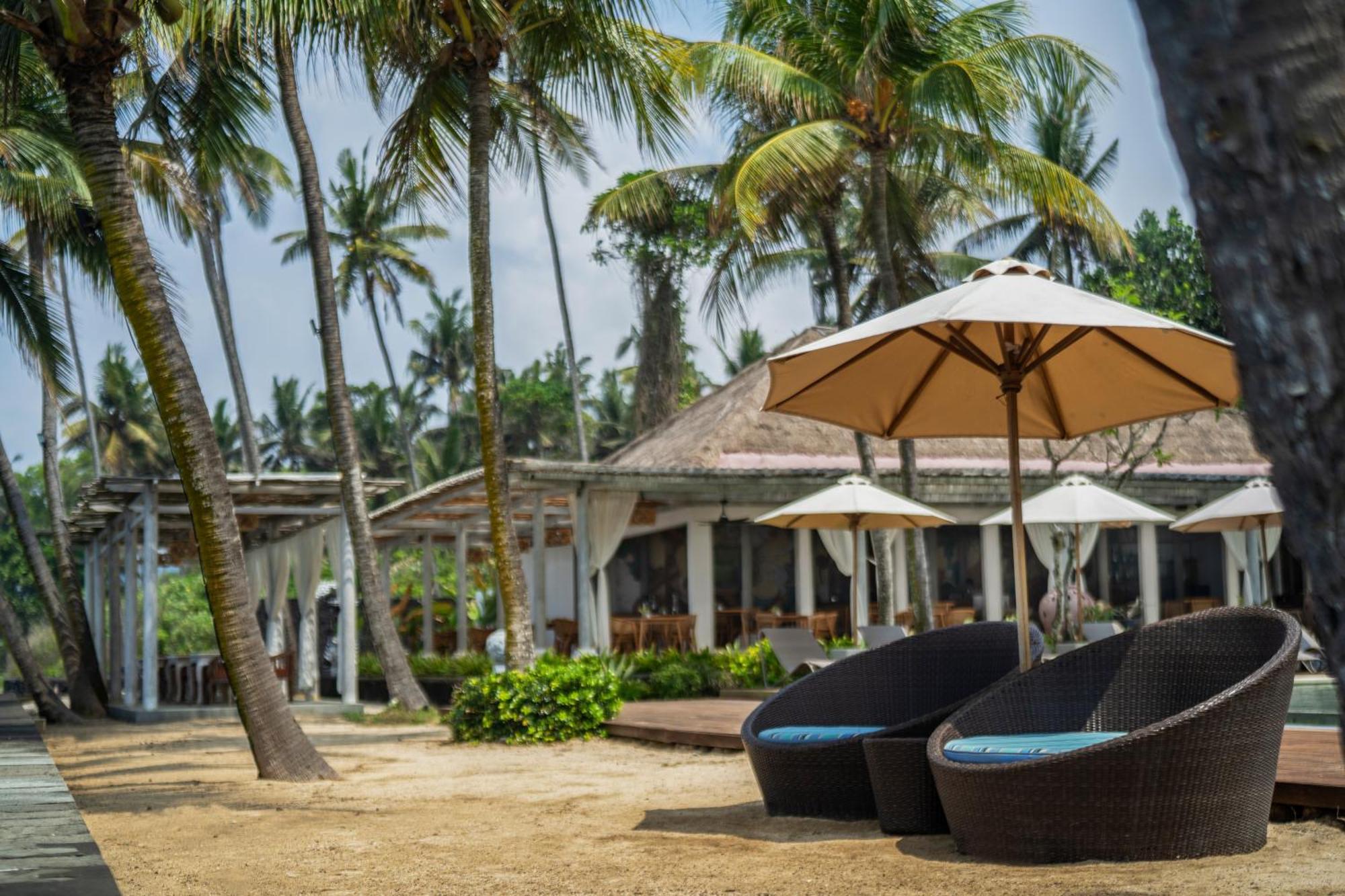 Nirwana Beach&Resort Candidasa Exterior foto The beach at the resort