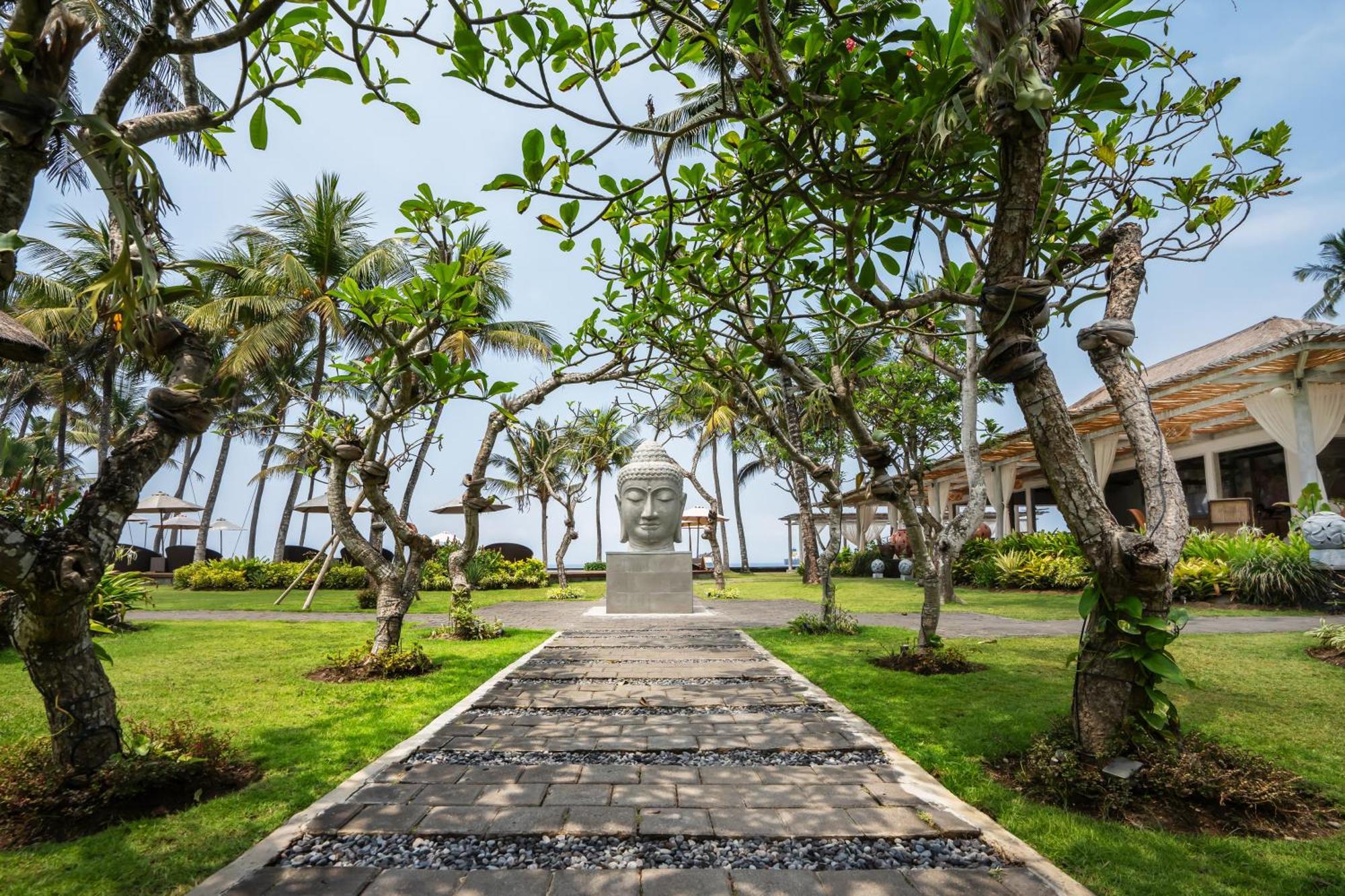 Nirwana Beach&Resort Candidasa Exterior foto The resort's gardens