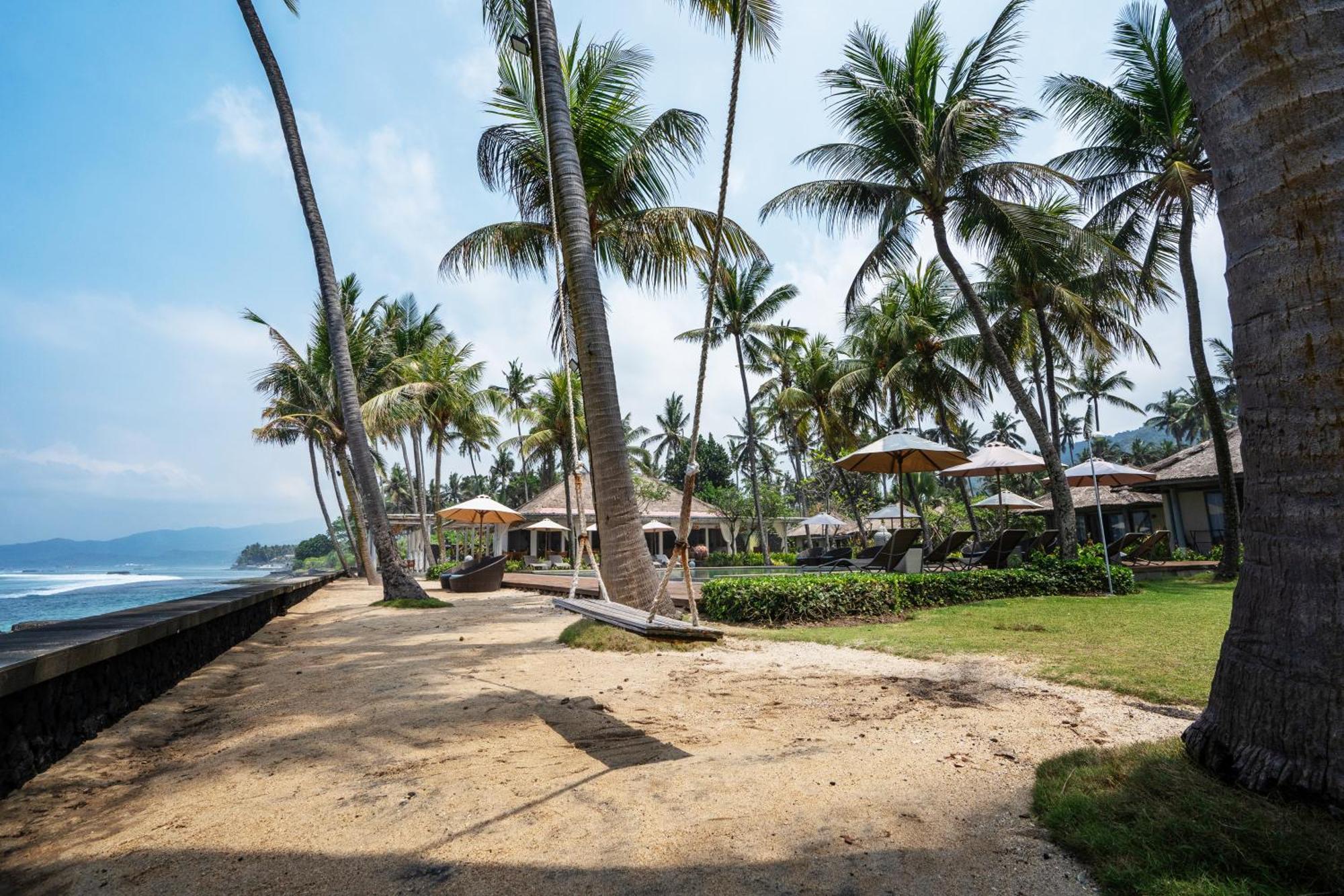 Nirwana Beach&Resort Candidasa Exterior foto The beach at the resort