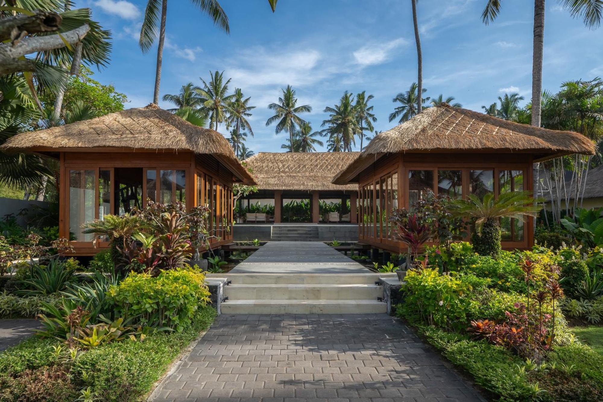 Nirwana Beach&Resort Candidasa Exterior foto The resort's main entrance