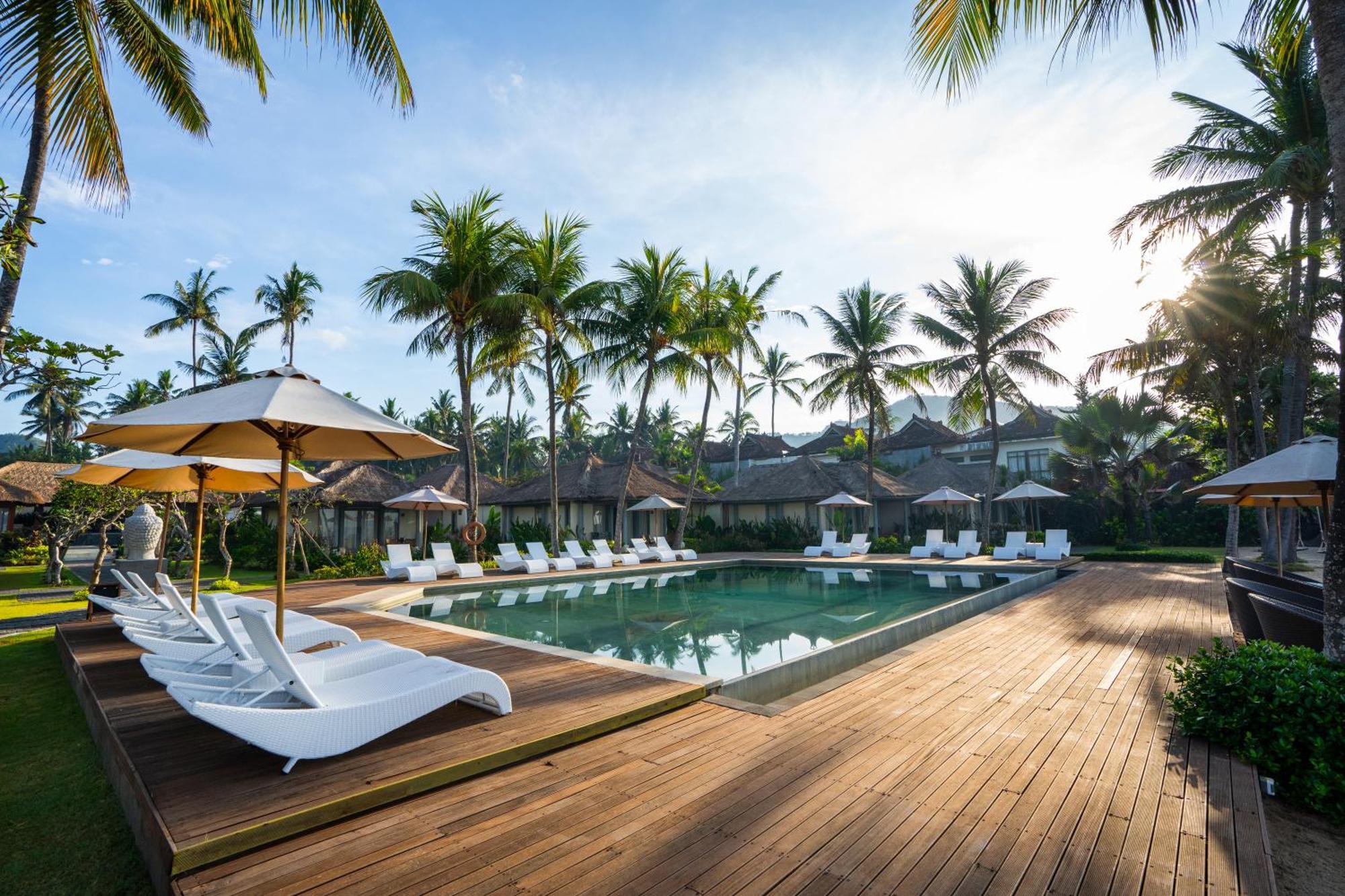 Nirwana Beach&Resort Candidasa Exterior foto The swimming pool at the resort