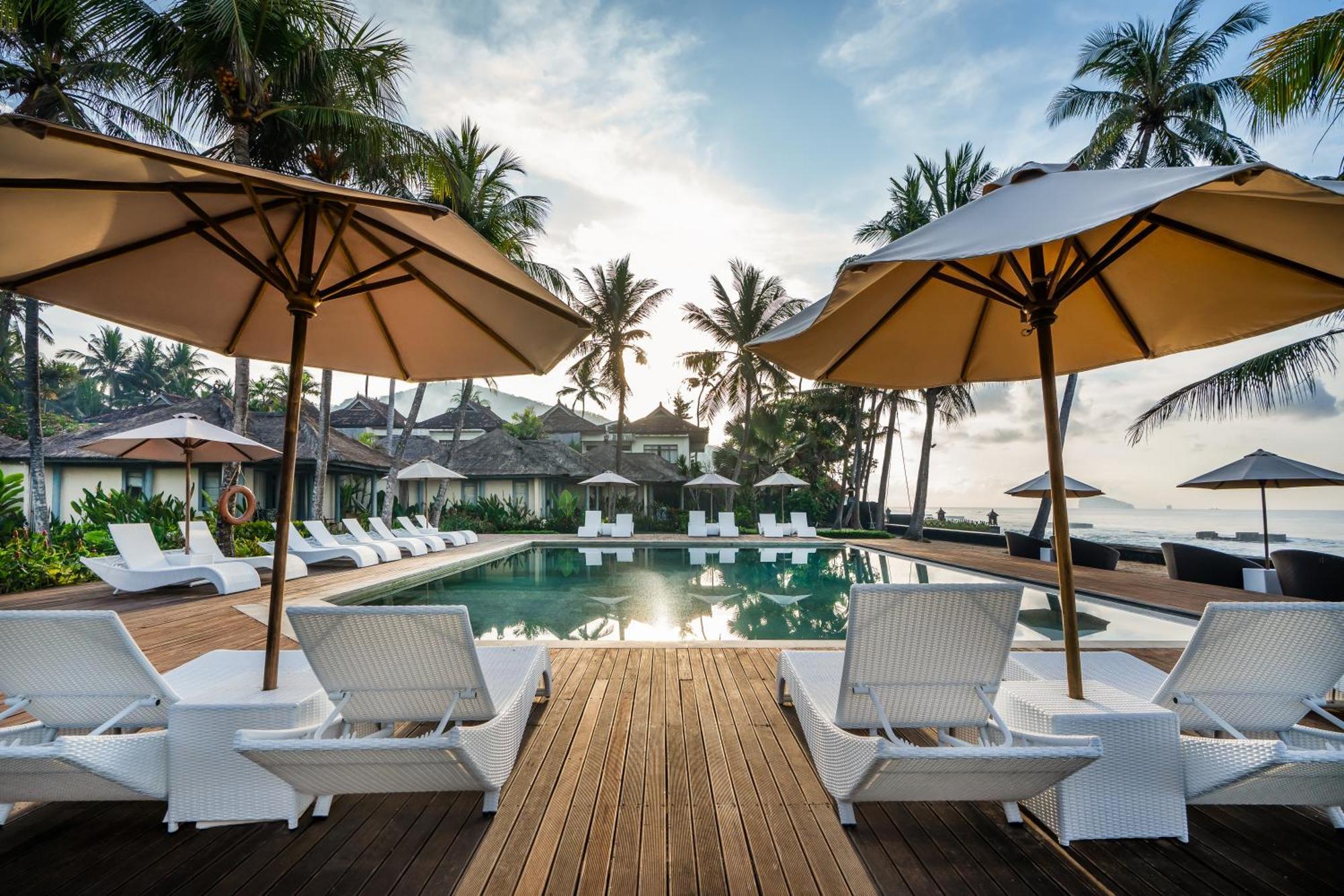 Nirwana Beach&Resort Candidasa Exterior foto The swimming pool at the resort