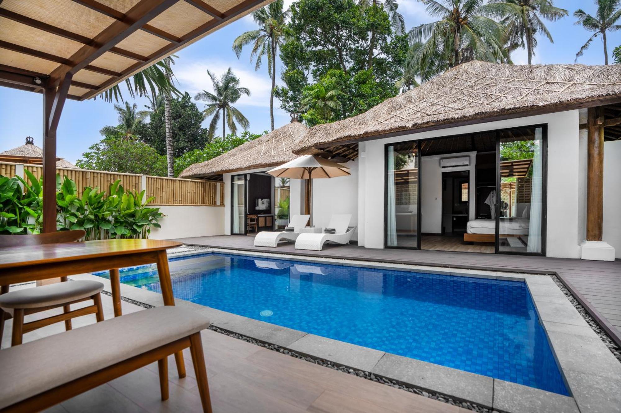 Nirwana Beach&Resort Candidasa Exterior foto A pool villa at the resort