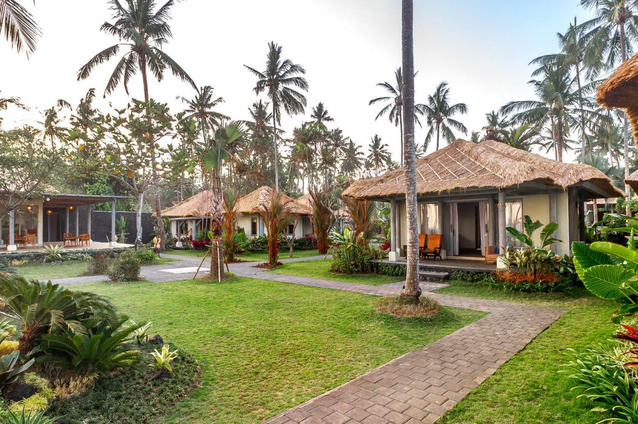 Nirwana Beach&Resort Candidasa Exterior foto The resort's villas